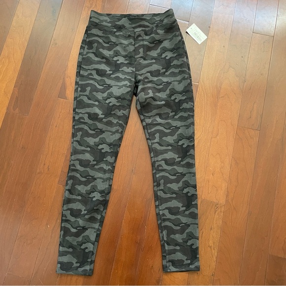 NWT Sanctuary Runway Ponte Leggings with Pockets in Forest Camo in XS - Picture 3 of 5